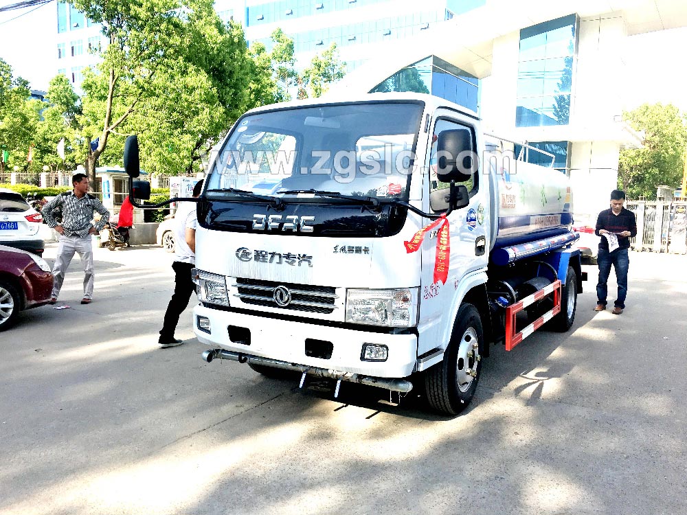 到湖北程力集團訂購灑水車，現(xiàn)貨供應(yīng)隨時出發(fā)