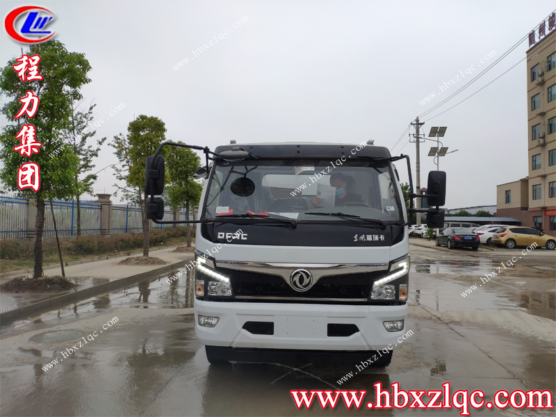 2020.05.07程力集團(tuán)送車司機(jī)安全地將福瑞卡灑水車送到重慶云陽(yáng)縣