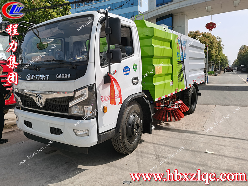 程力集團東風(fēng)福瑞卡掃路車，北京客戶到廠自提車并學(xué)習(xí)操作方法